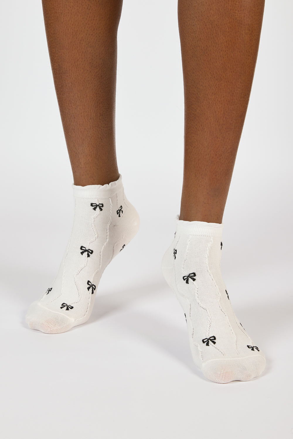 White and black wavy bows ankle socks_1