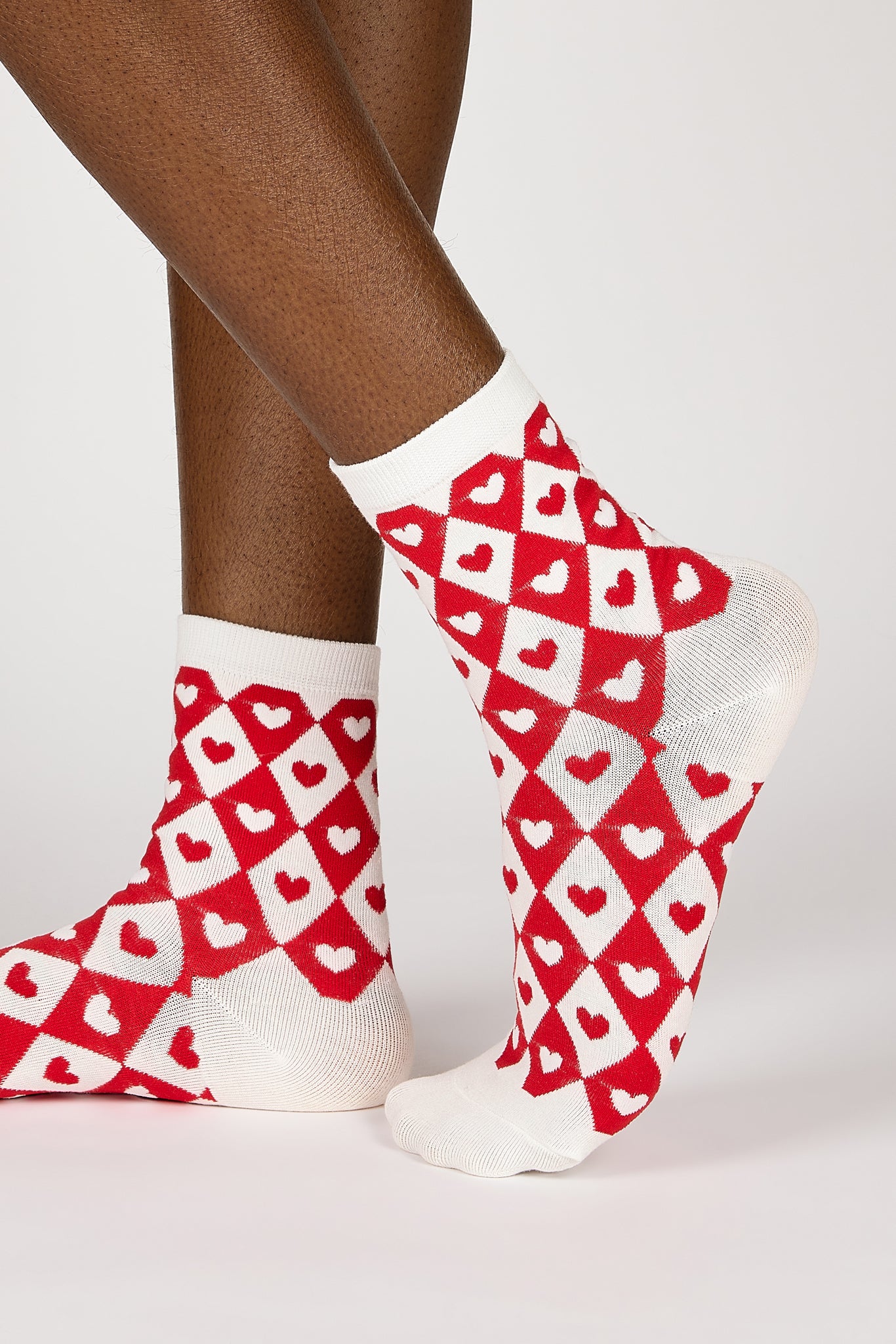 White and red diamond check heart socks_1