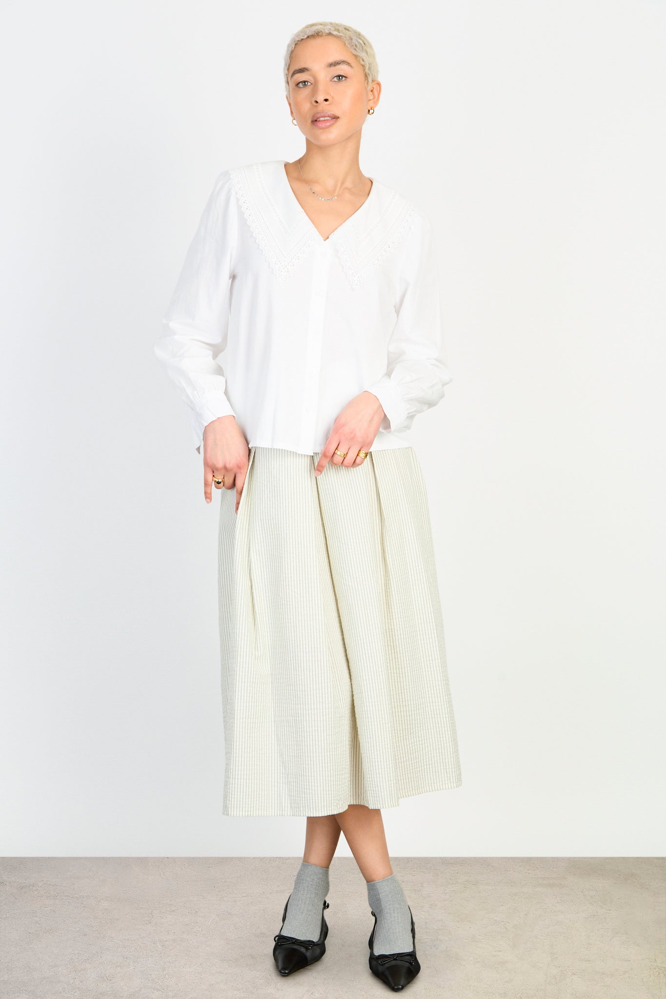 White embroidered collar long sleeved blouse_4