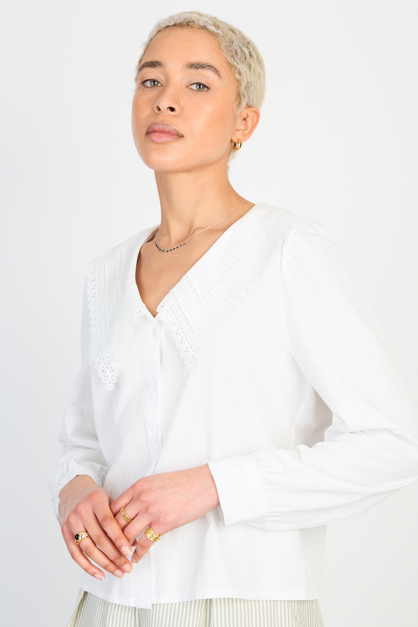 White embroidered collar long sleeved blouse_1