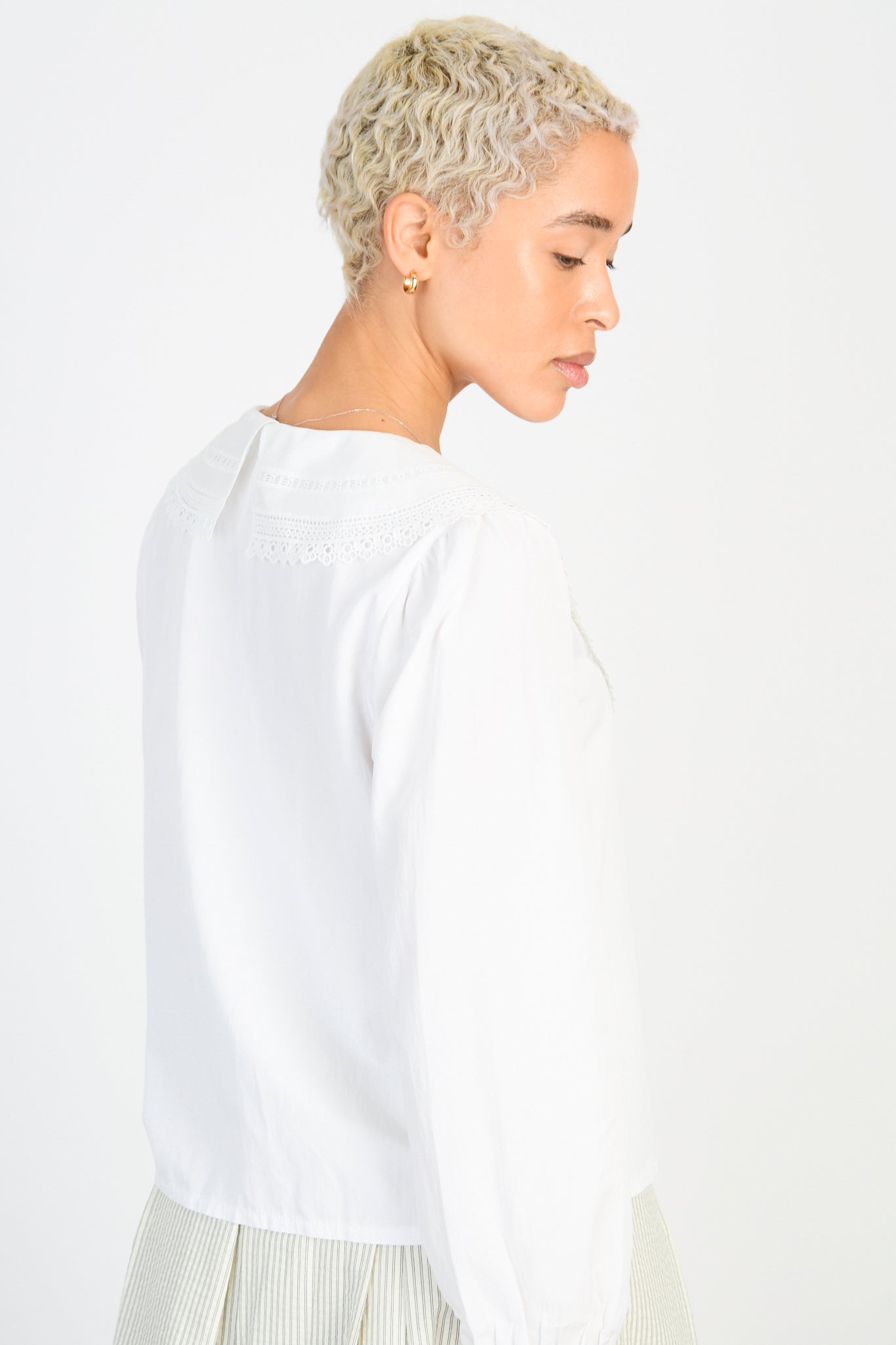 White embroidered collar long sleeved blouse_2