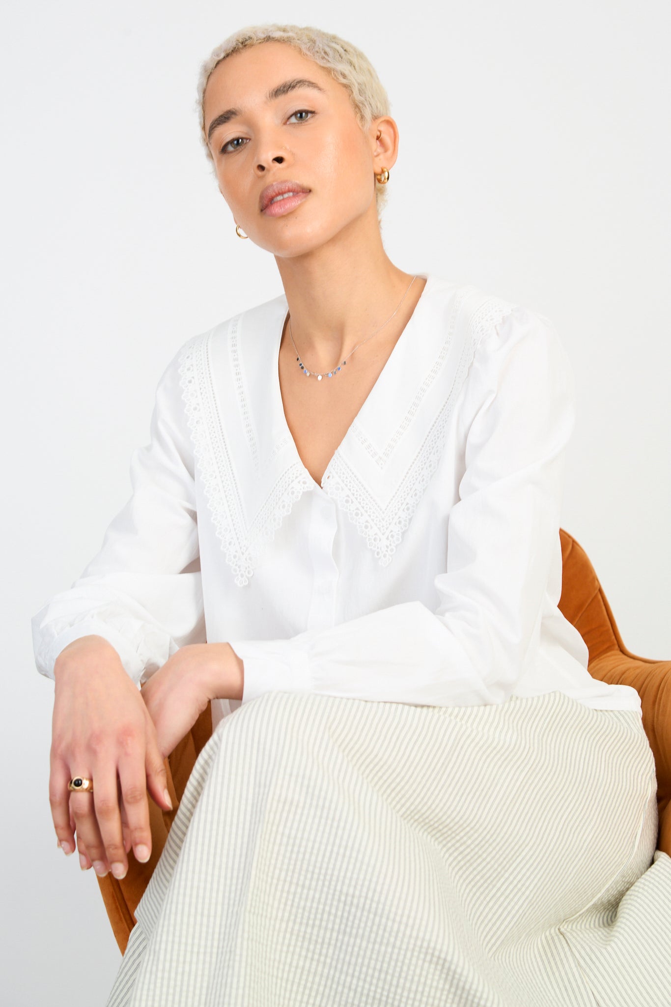 White embroidered collar long sleeved blouse_5