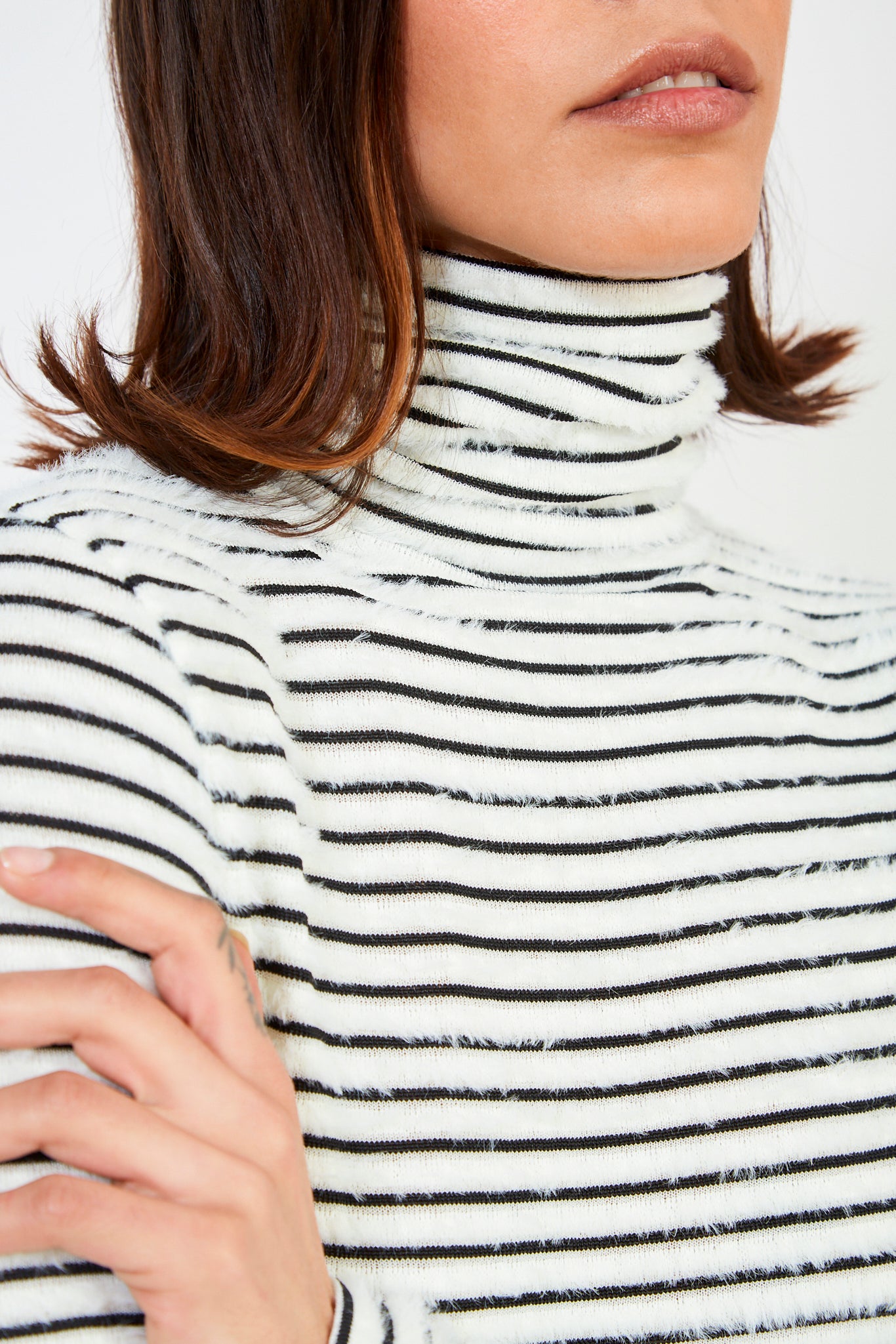 White fuzzy horizontal stripe turtleneck_4