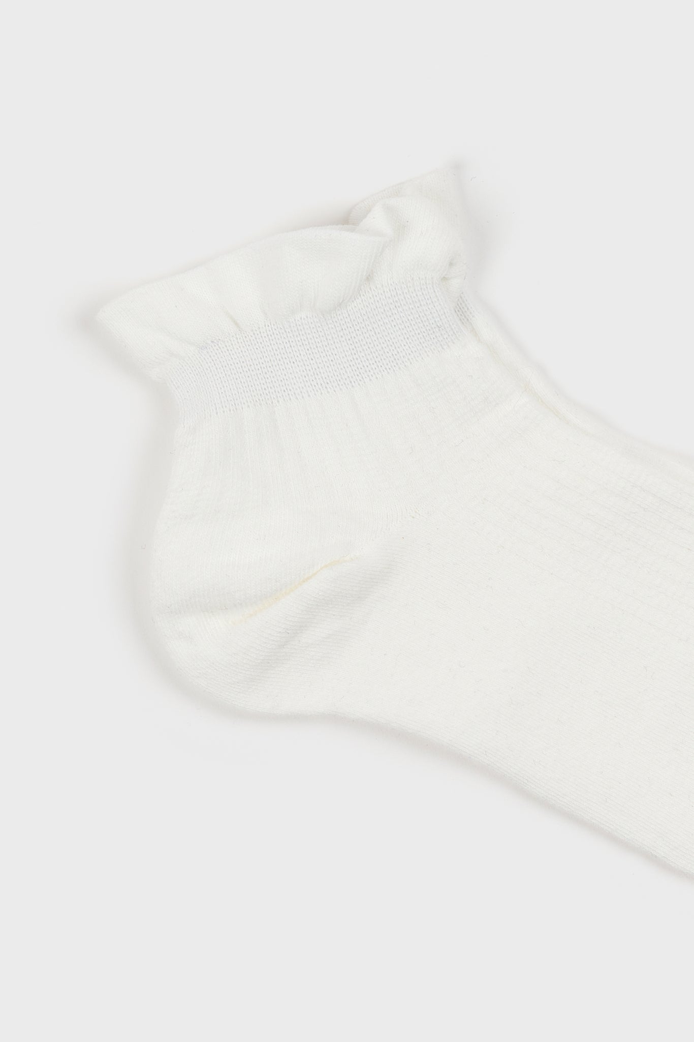 White large ruffle trim ankle socks_2