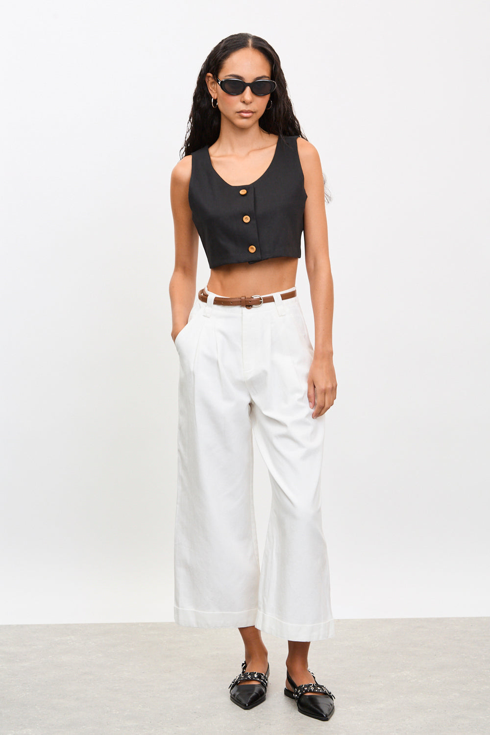 White pleated brown belted trousers_4