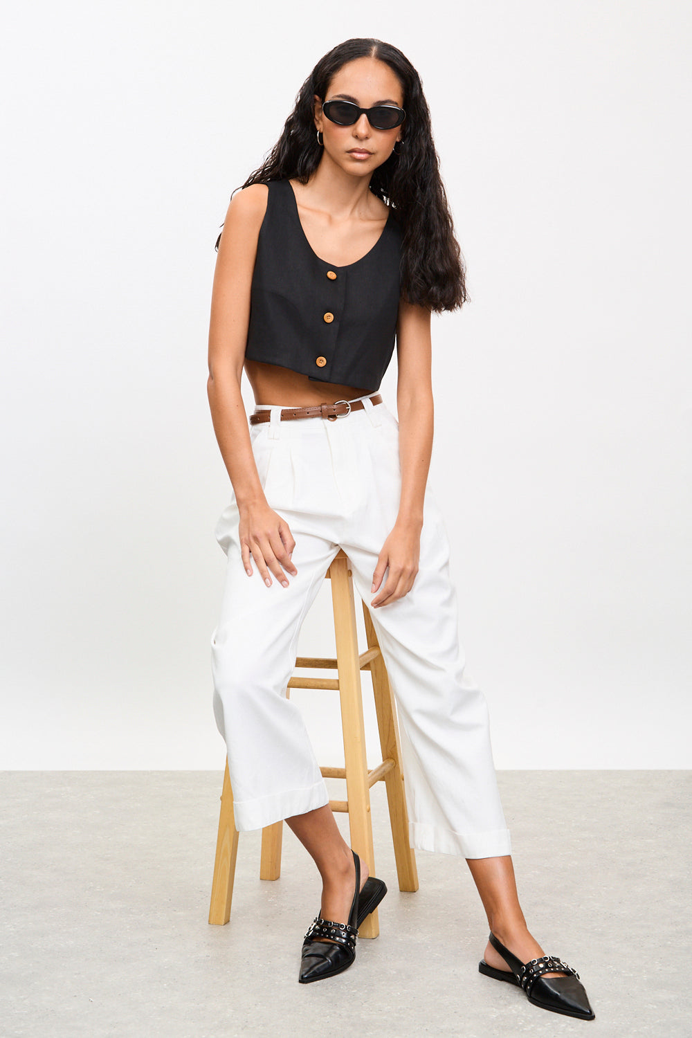White pleated brown belted trousers_5
