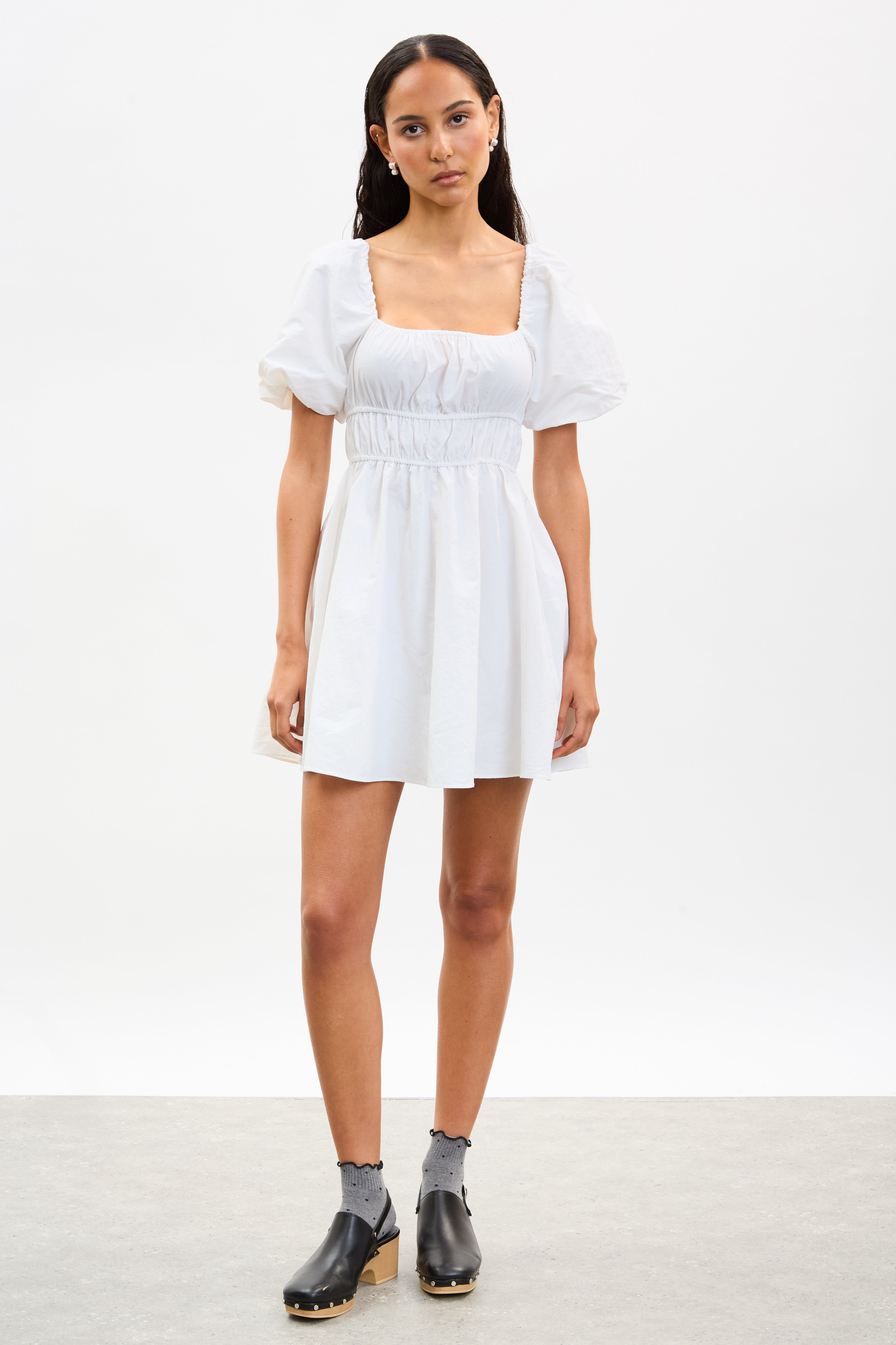 White puff sleeve open back mini dress_2