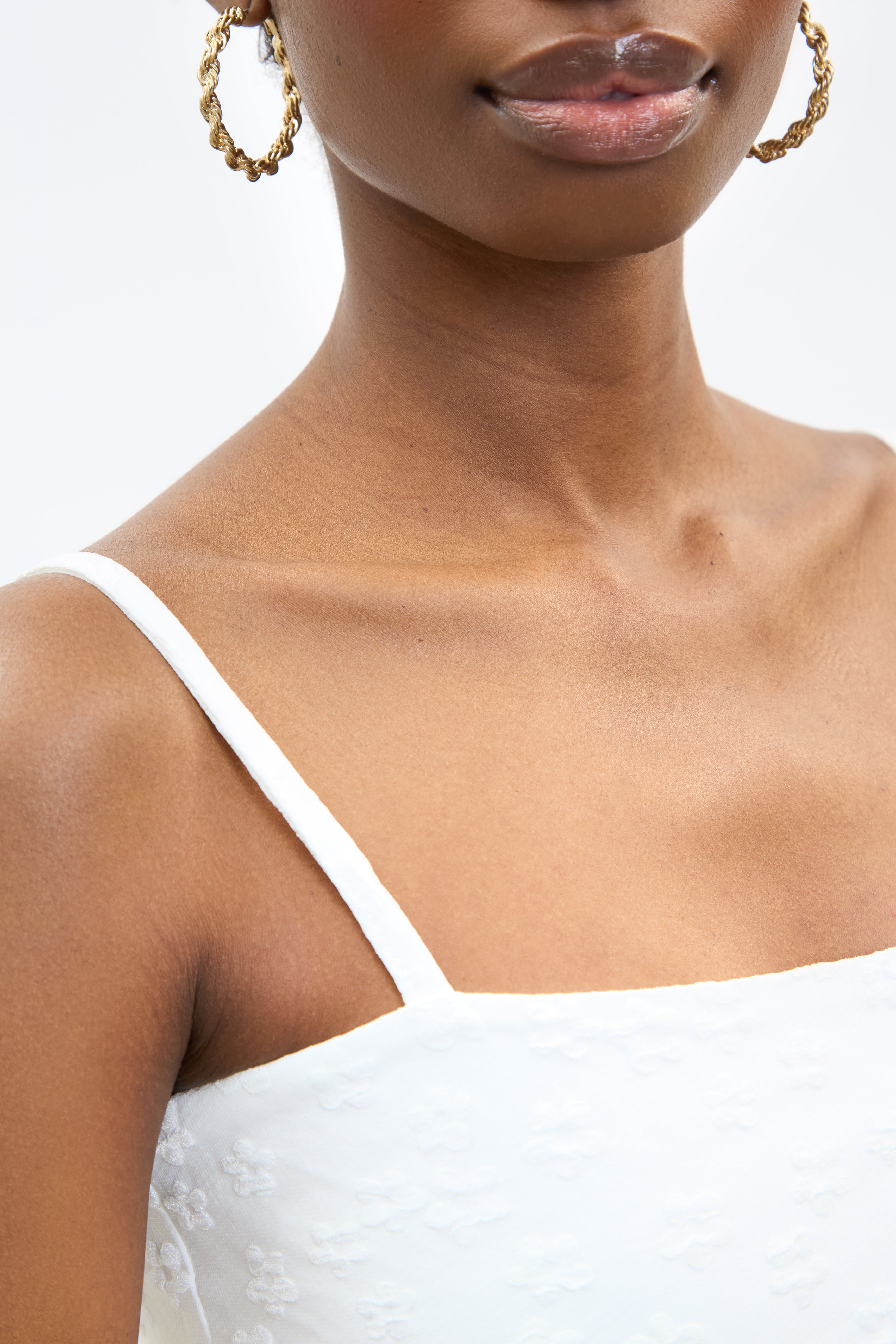 White raised flower tie back mini dress_4