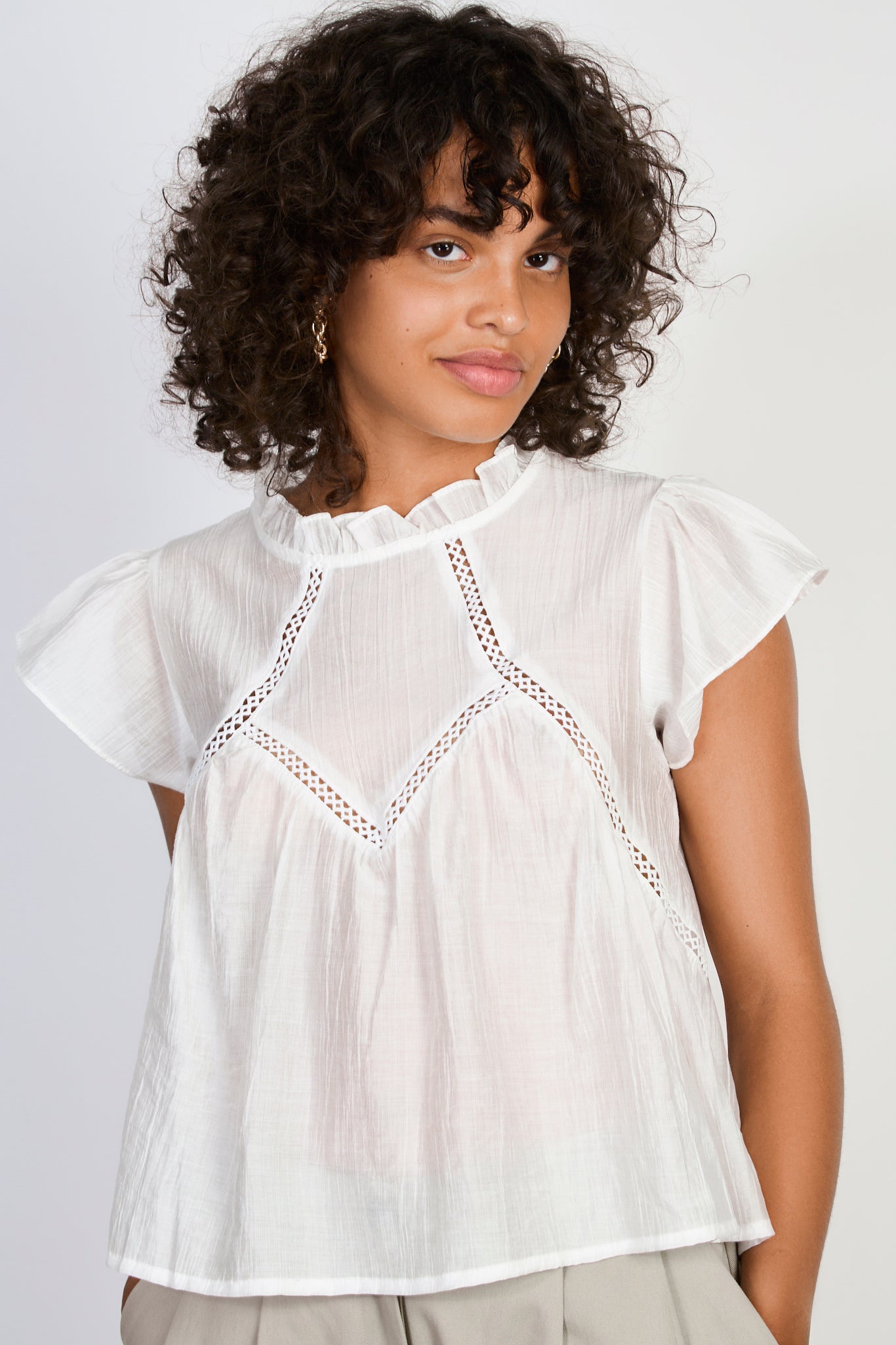 White ruffle collar sleeveless blouse_2