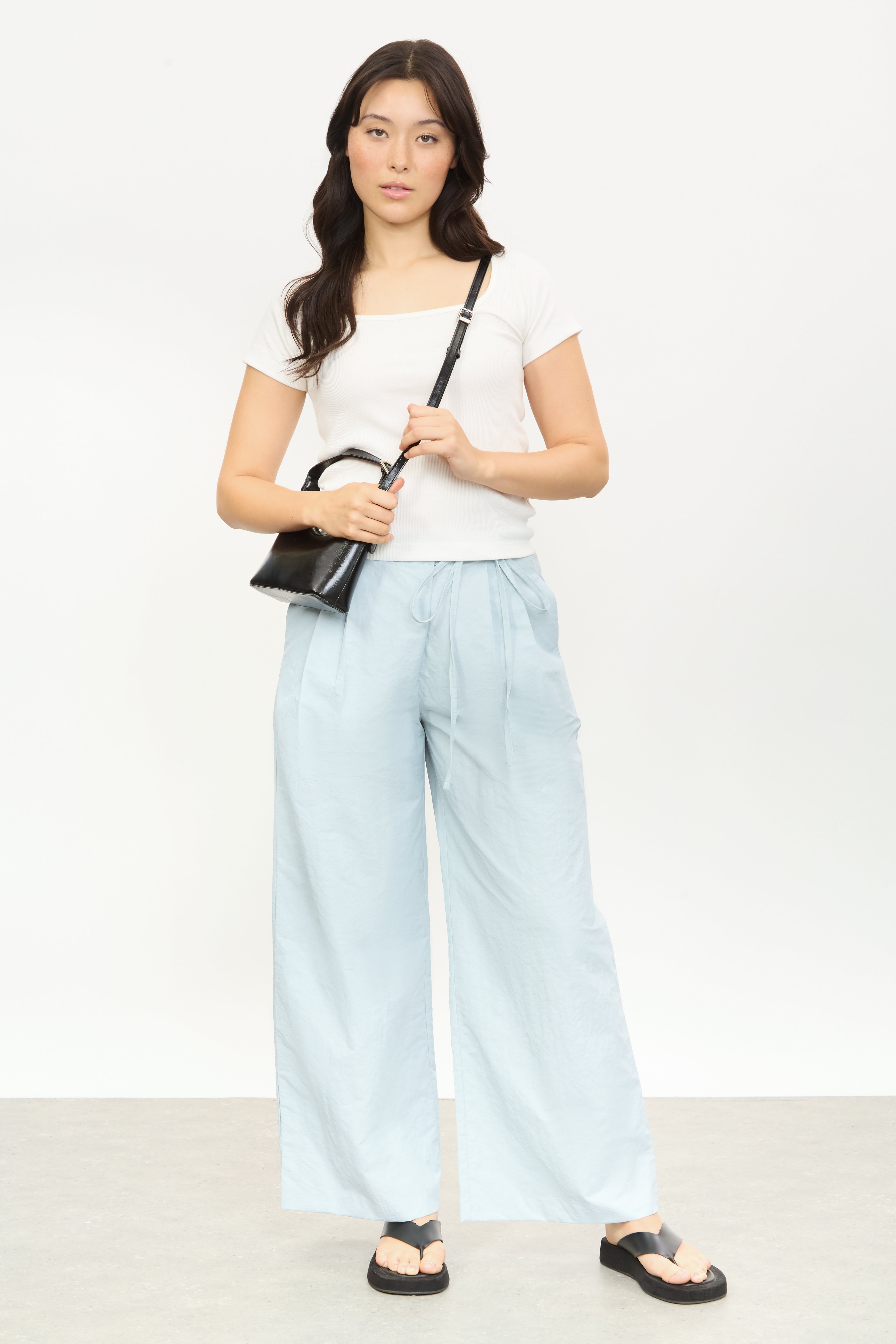 White scoop neck t-shirt_4