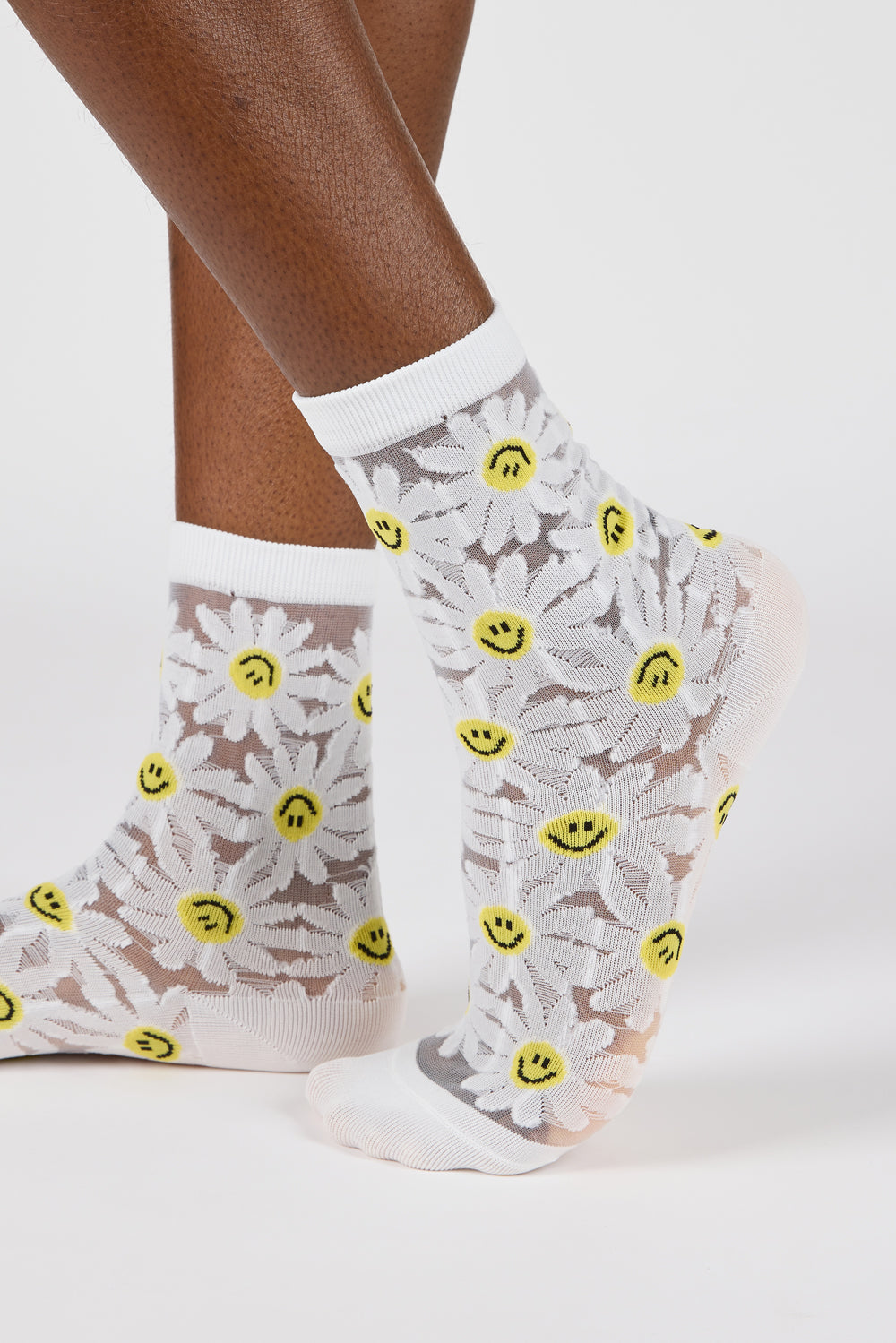 White sheer daisy smiley face socks_1