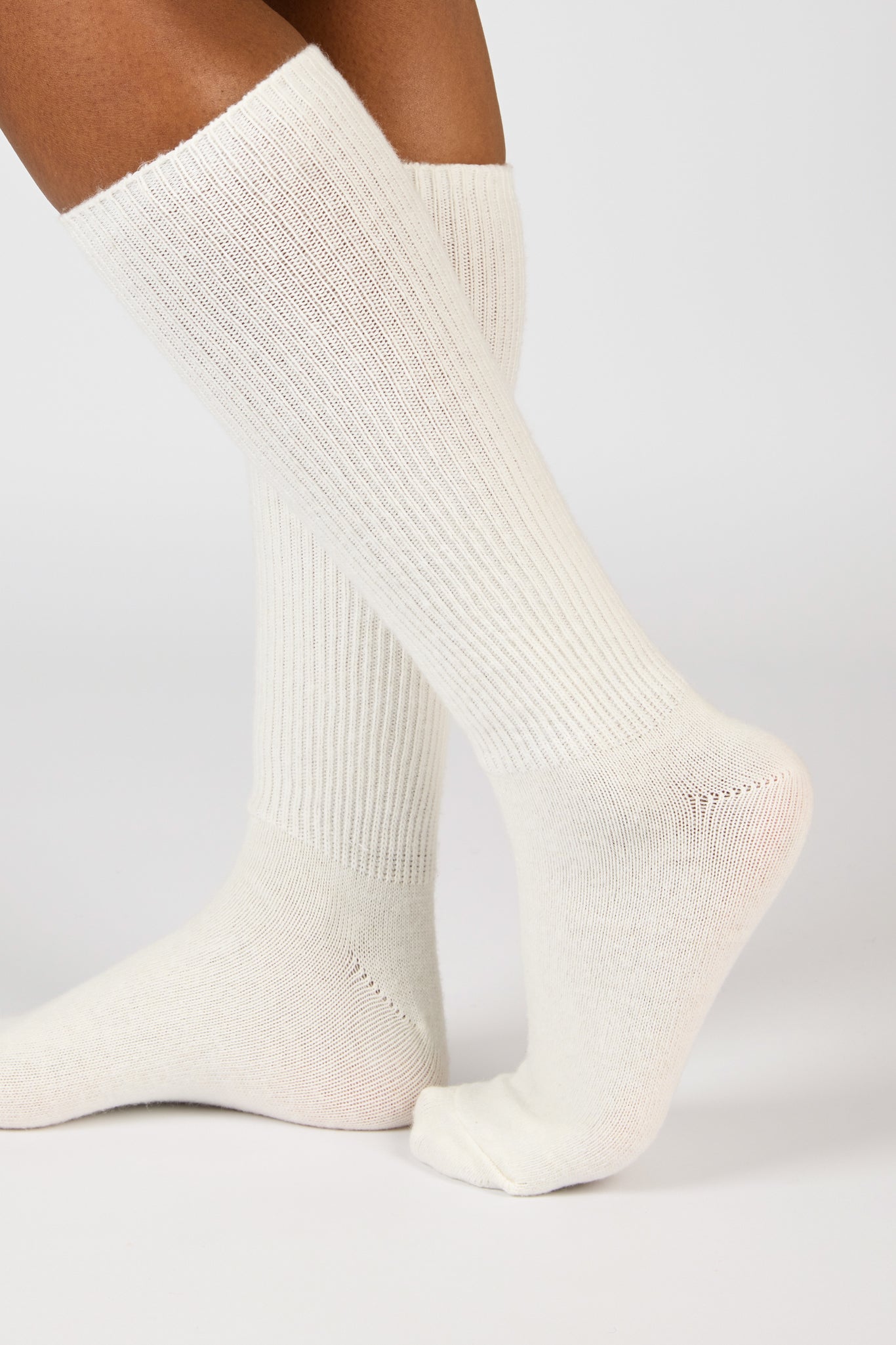 White thin ribbed long cashmere blend socks_3