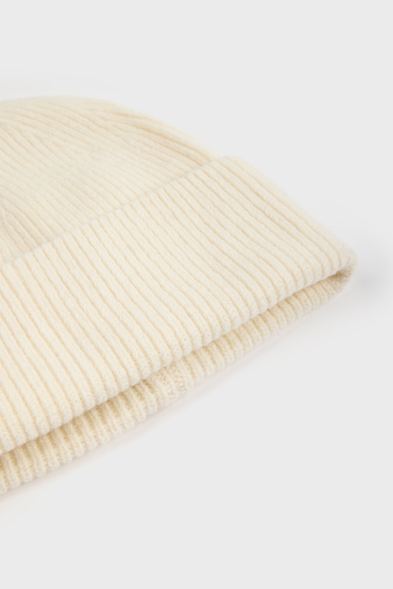 White wool blend ribbed beanie hat_2