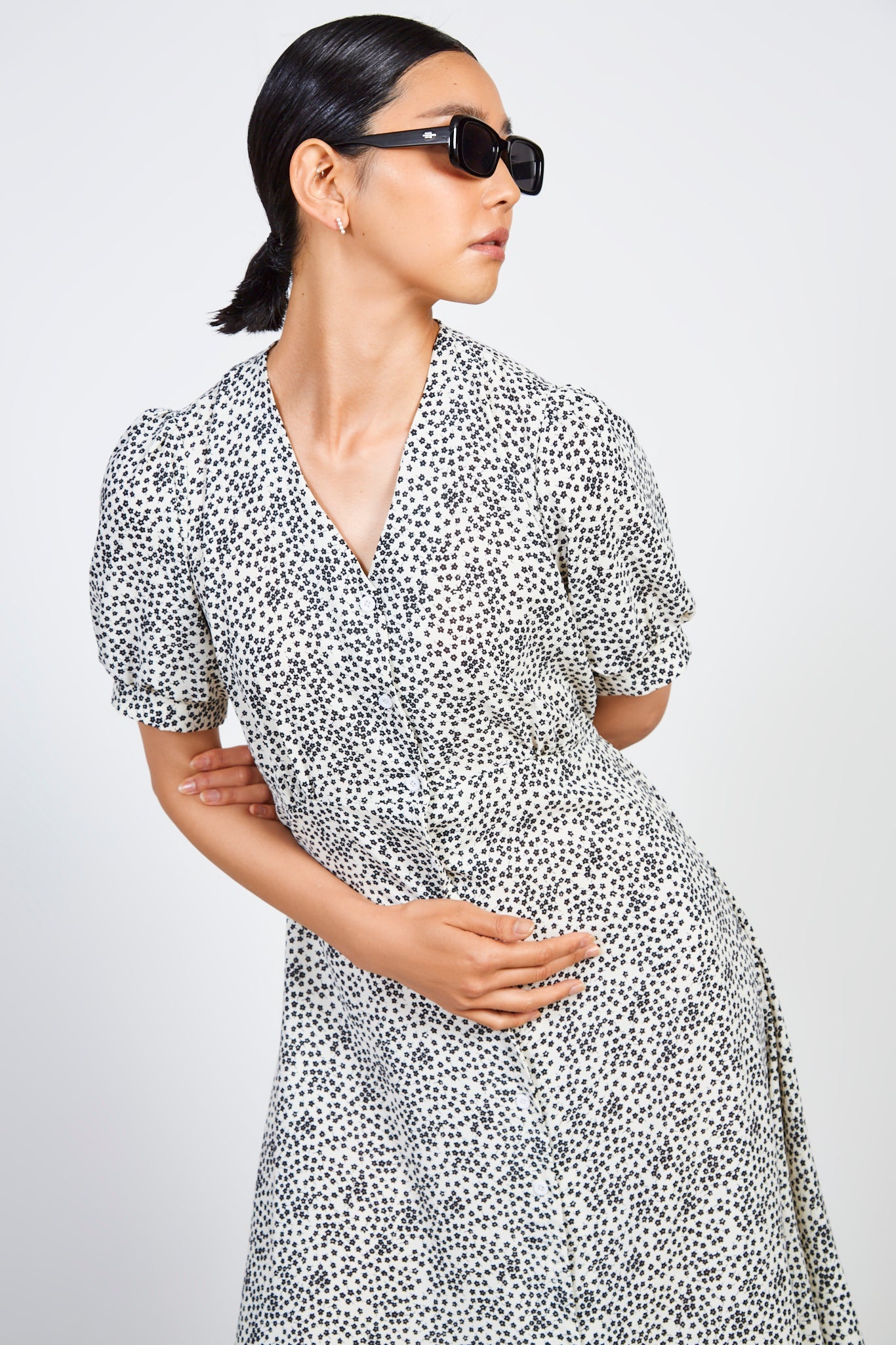 White and black floral print button front dress_4