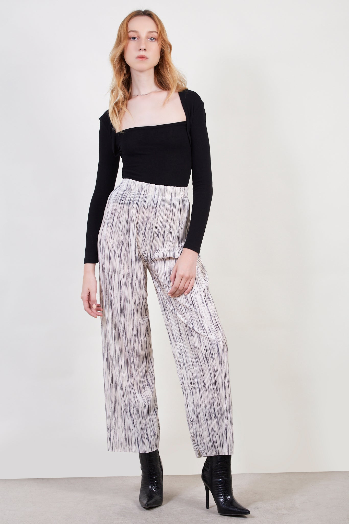 White and black lined trousers_3