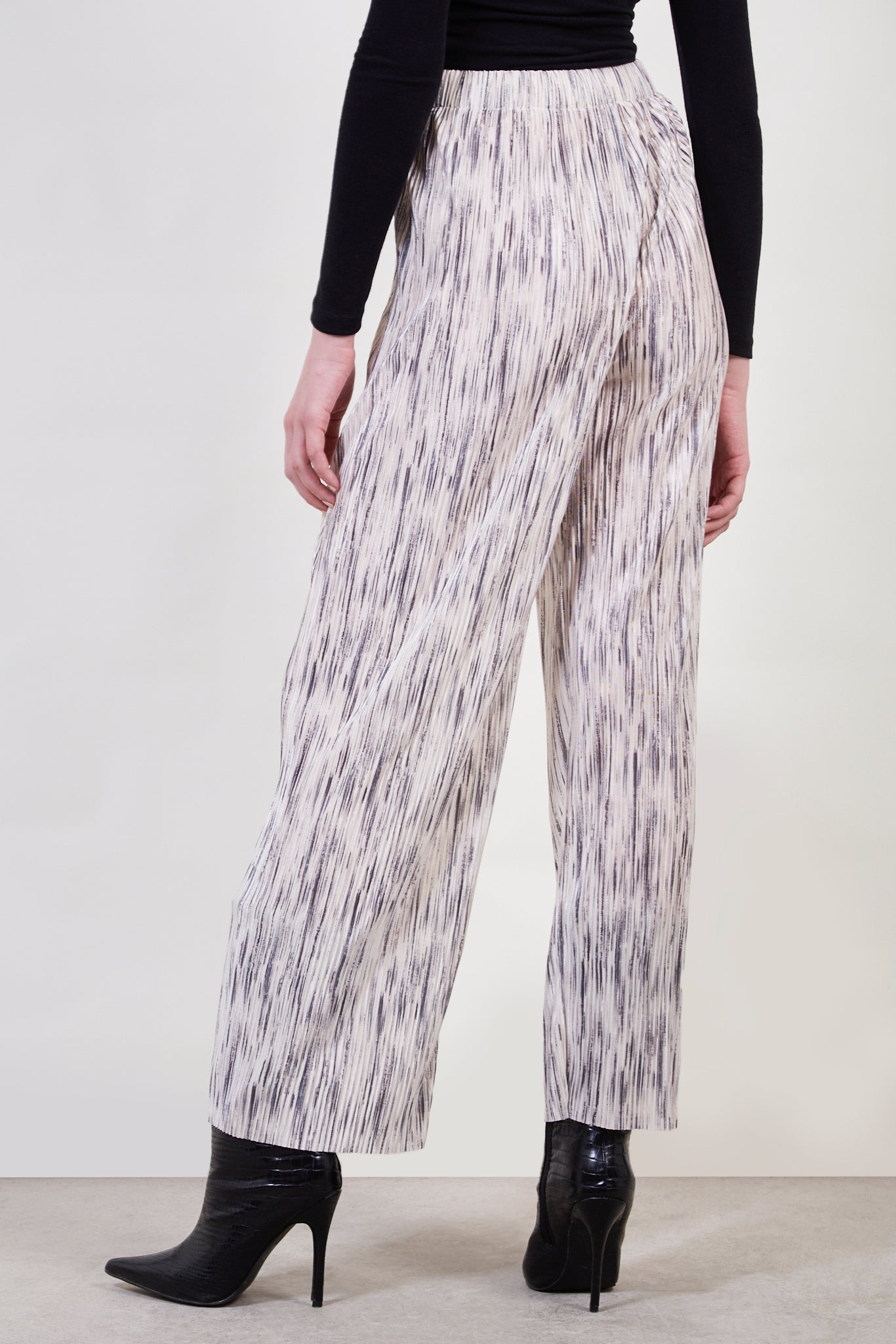White and black lined trousers_2