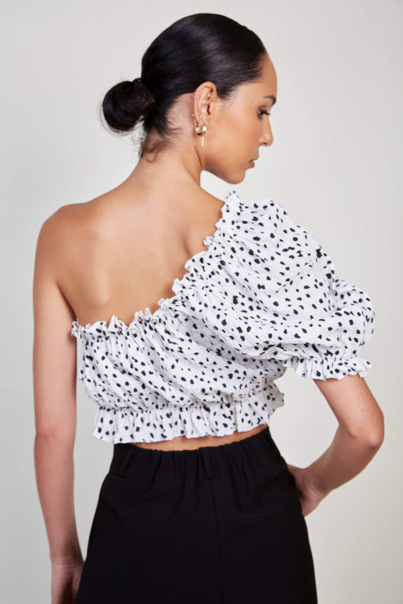White and black polka dot one shoulder top_2