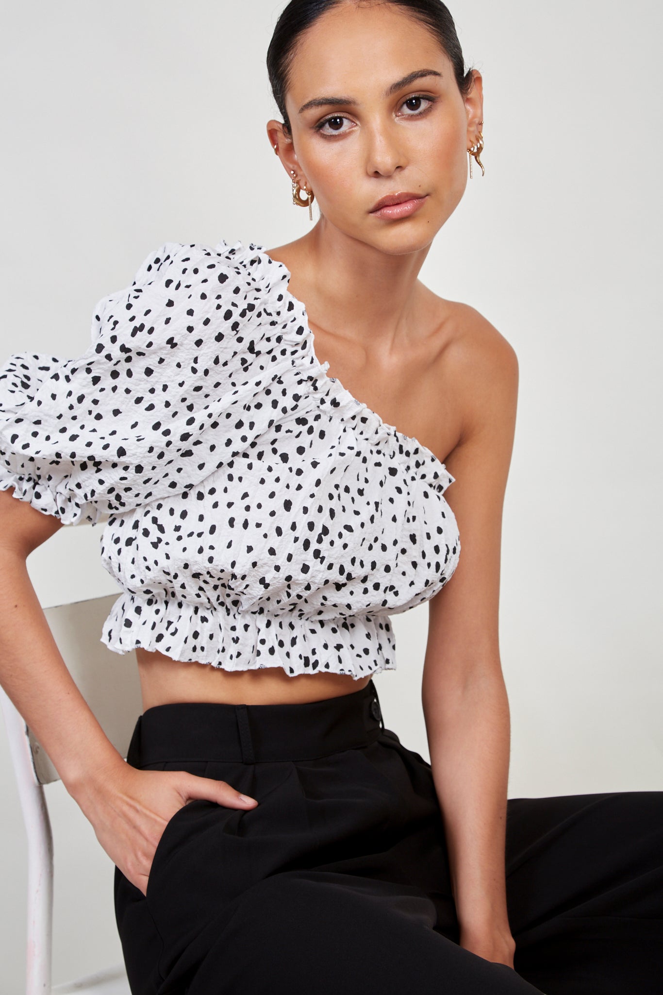 White and black polka dot one shoulder top_1