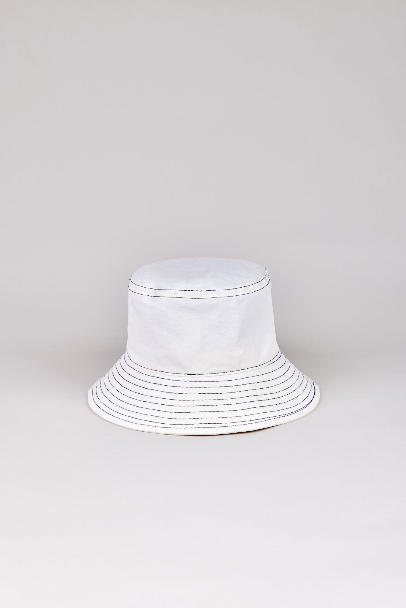 White and black stitch bucket hat_1