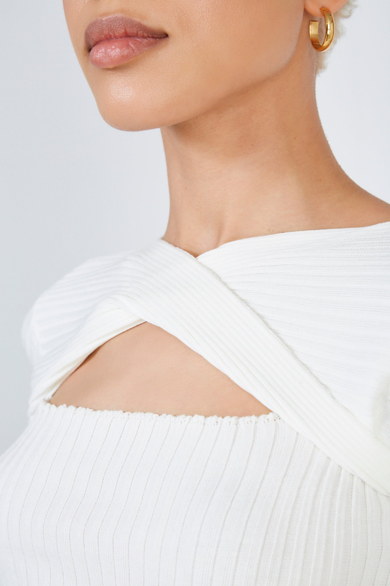 White cross panel peek front knit tee_4