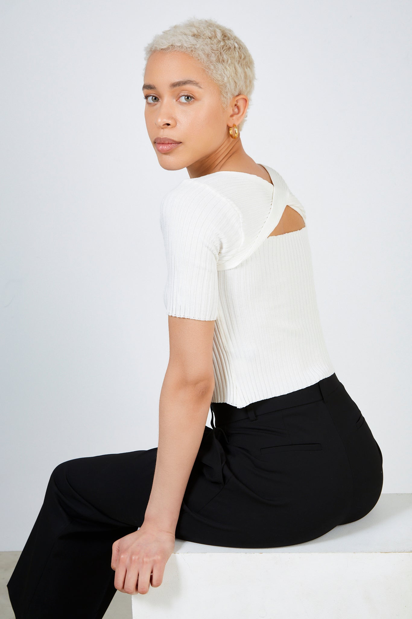 White cross panel peek front knit tee_5