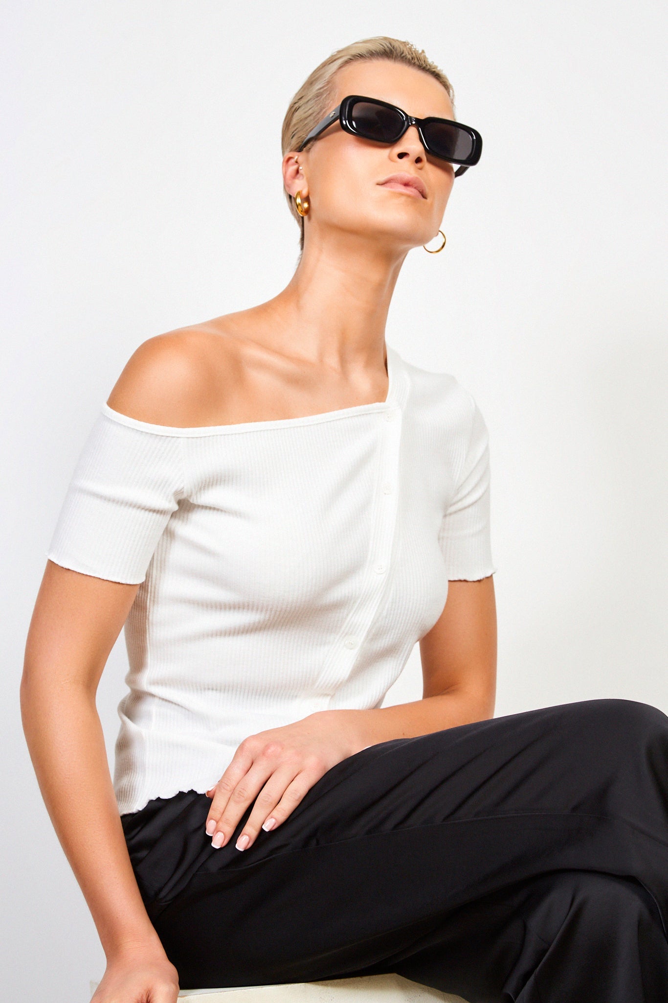 White diagonal button tee_5