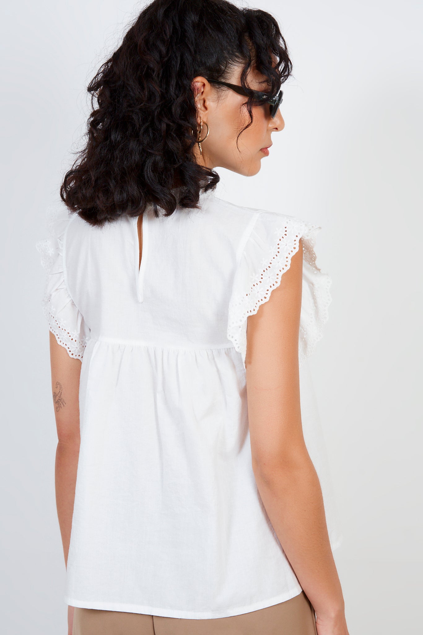 White eyelet trim sleeveless blouse_2