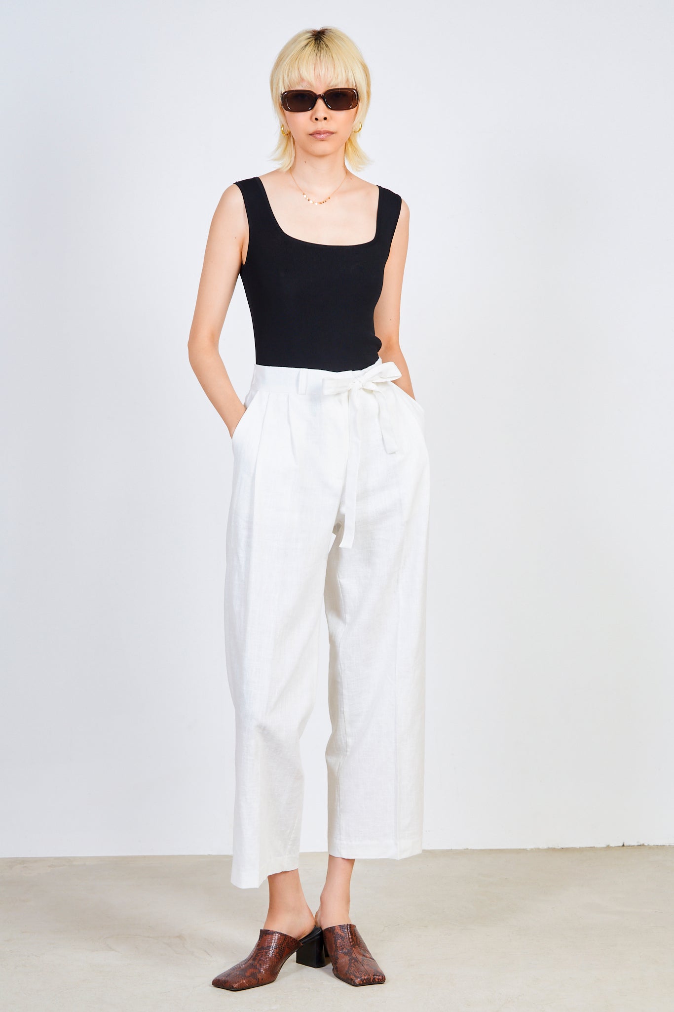 White linen tie waist trousers_3