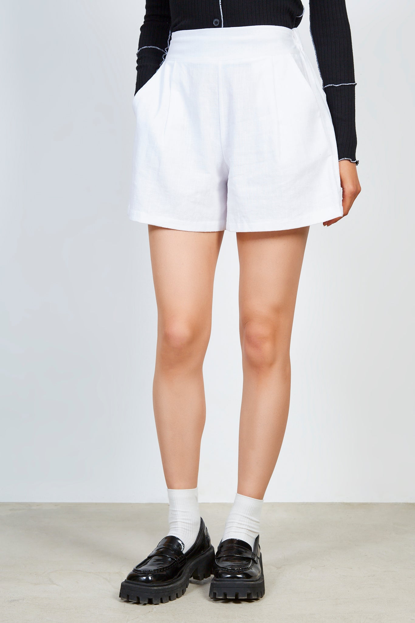 White pleated shorts_1