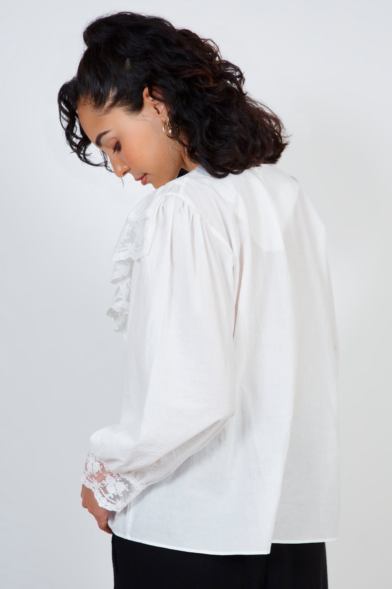 White pleat neck ruffle V blouse_2
