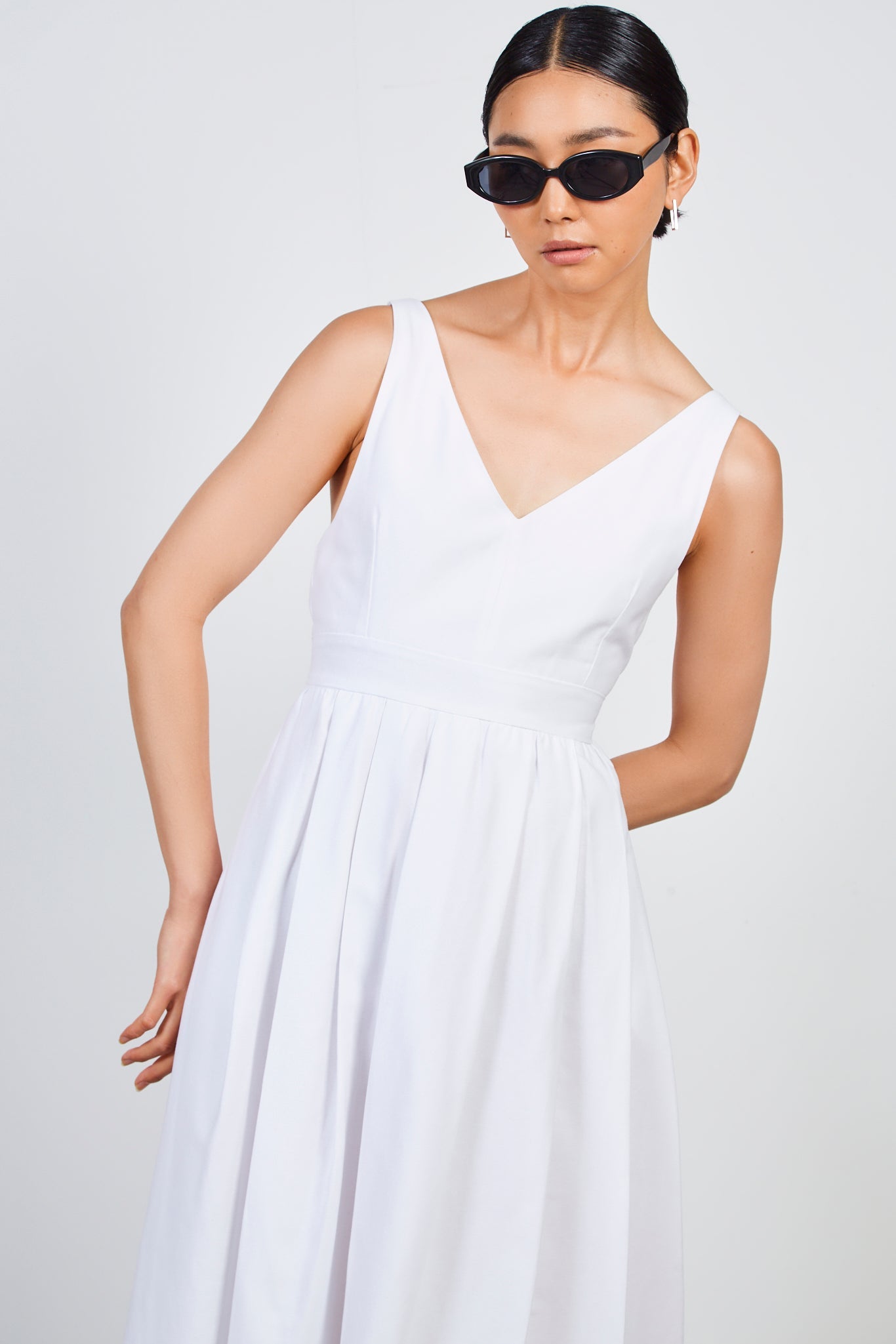 White plunging V back dress_3