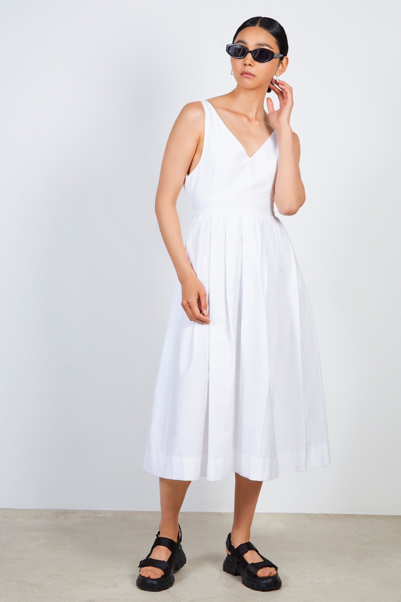 White plunging V back dress_1