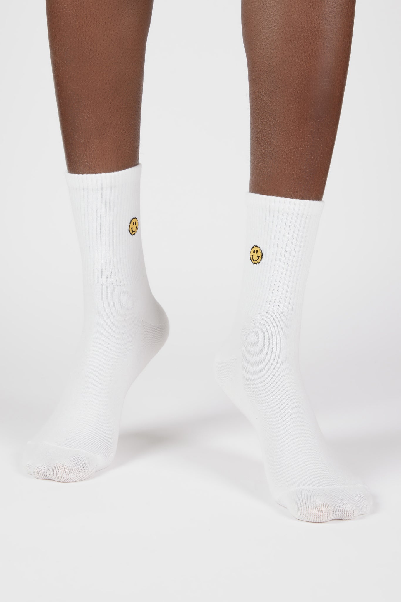 White ribbed ankle smiley face socks_4