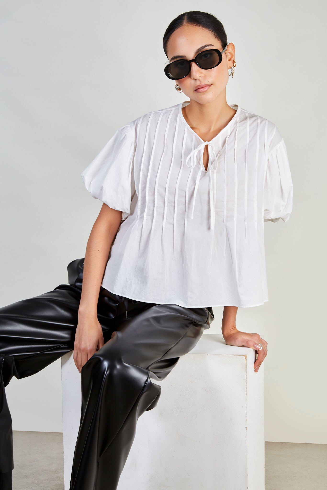 White seamed yoke tie top_5