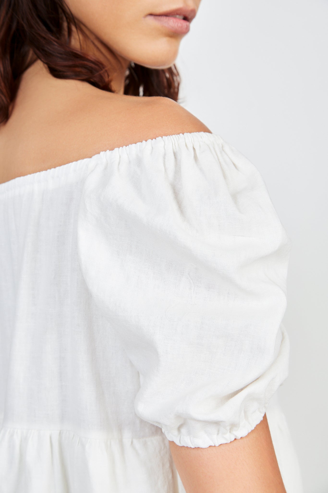 White tiered puff sleeve mini dress_5