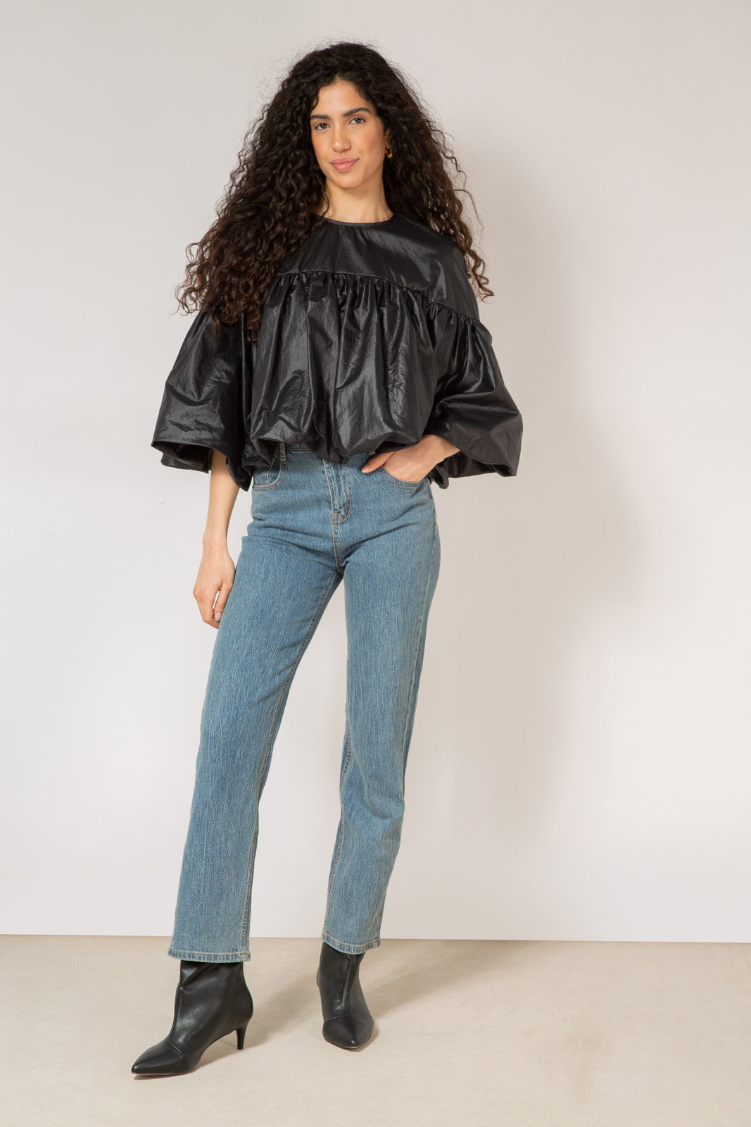 Black button back cropped blouse_4