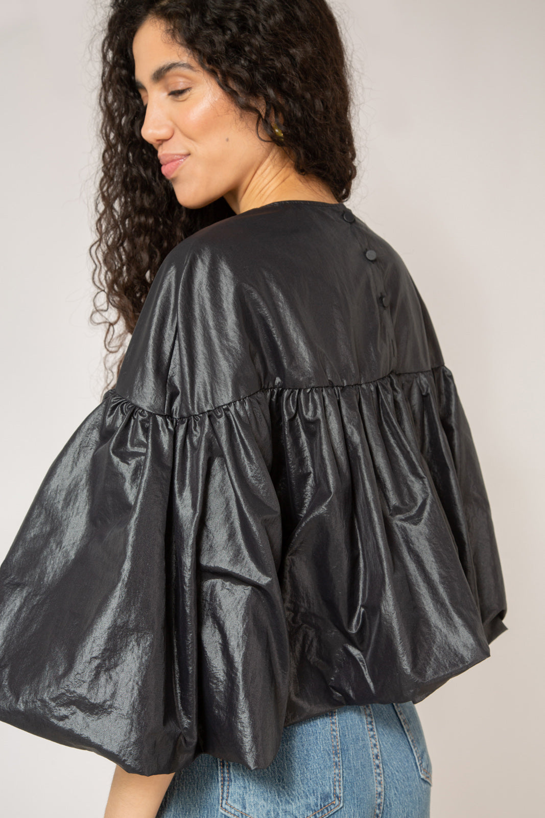 Black button back cropped blouse_6