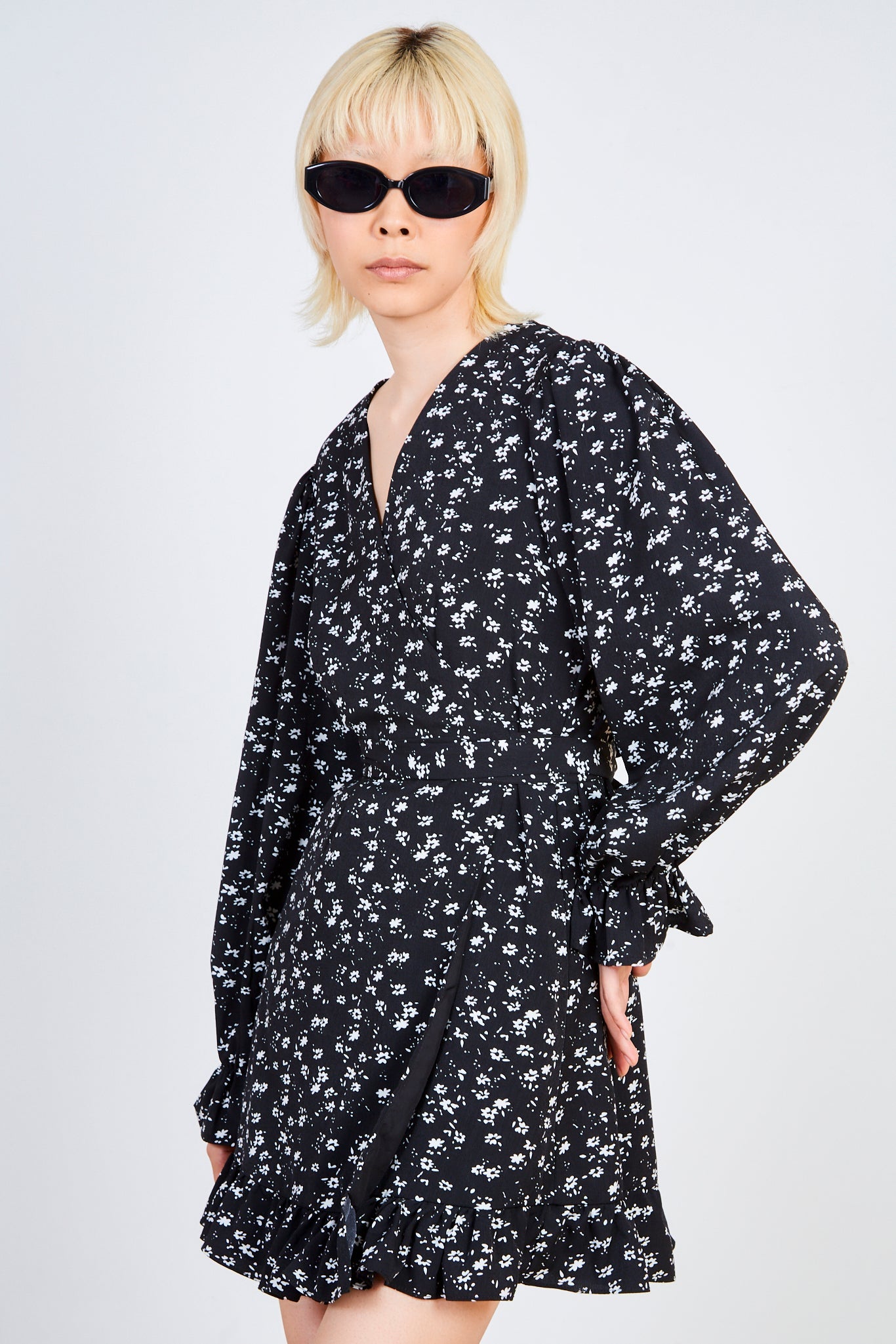 Black floral print long sleeved ruffle dress_3