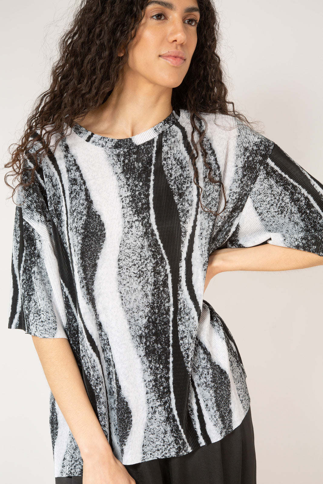 Grey and black abstract print short sleeved top_9