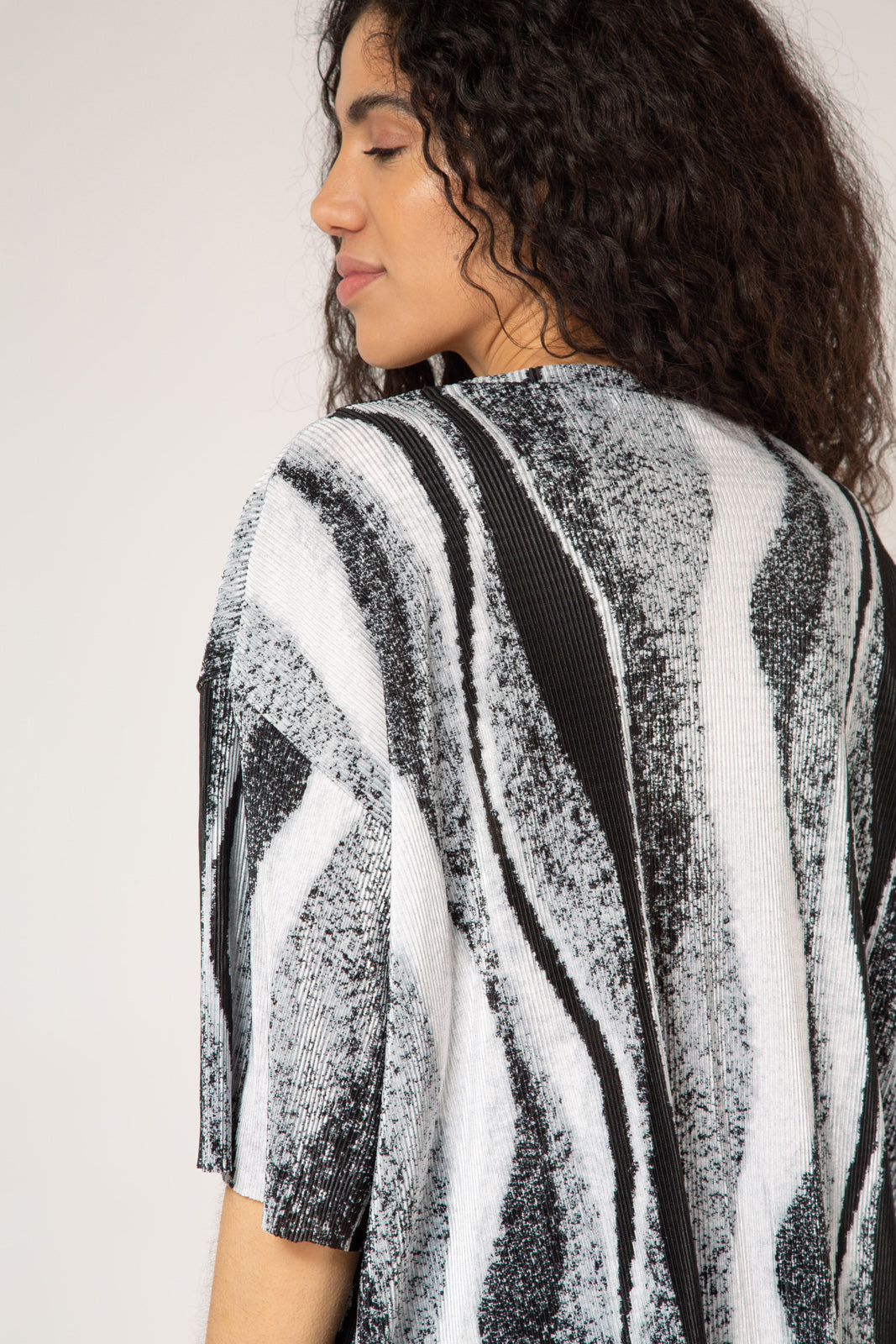 Grey and black abstract print short sleeved top_7