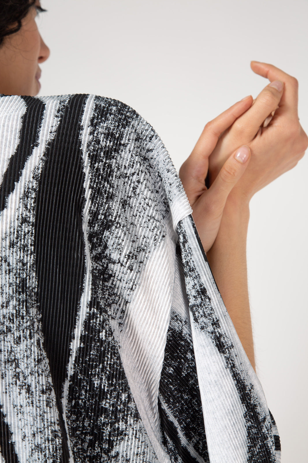 Grey and black abstract print short sleeved top_5