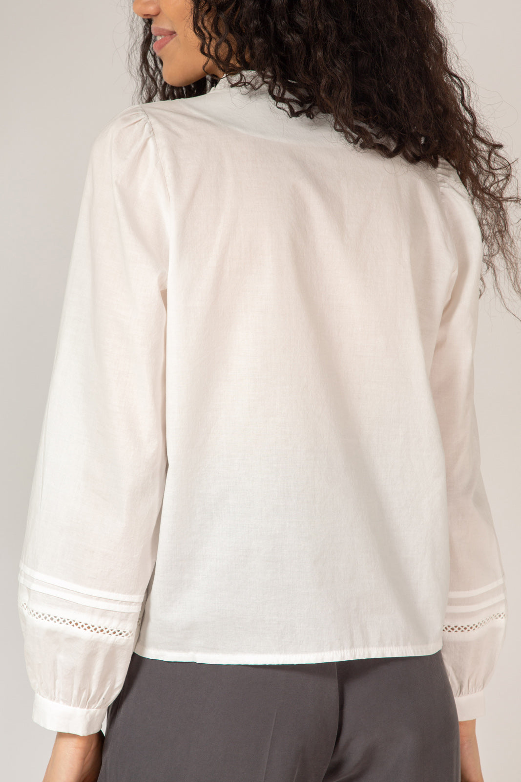 White ruffle trim blouse_10