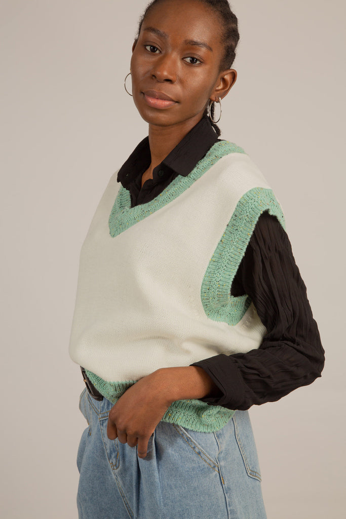 White and mint flecked contrast trim sweater vest_4