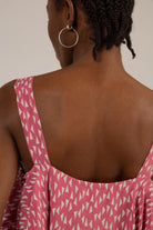 Pink and white triangle print ruffle tank_4