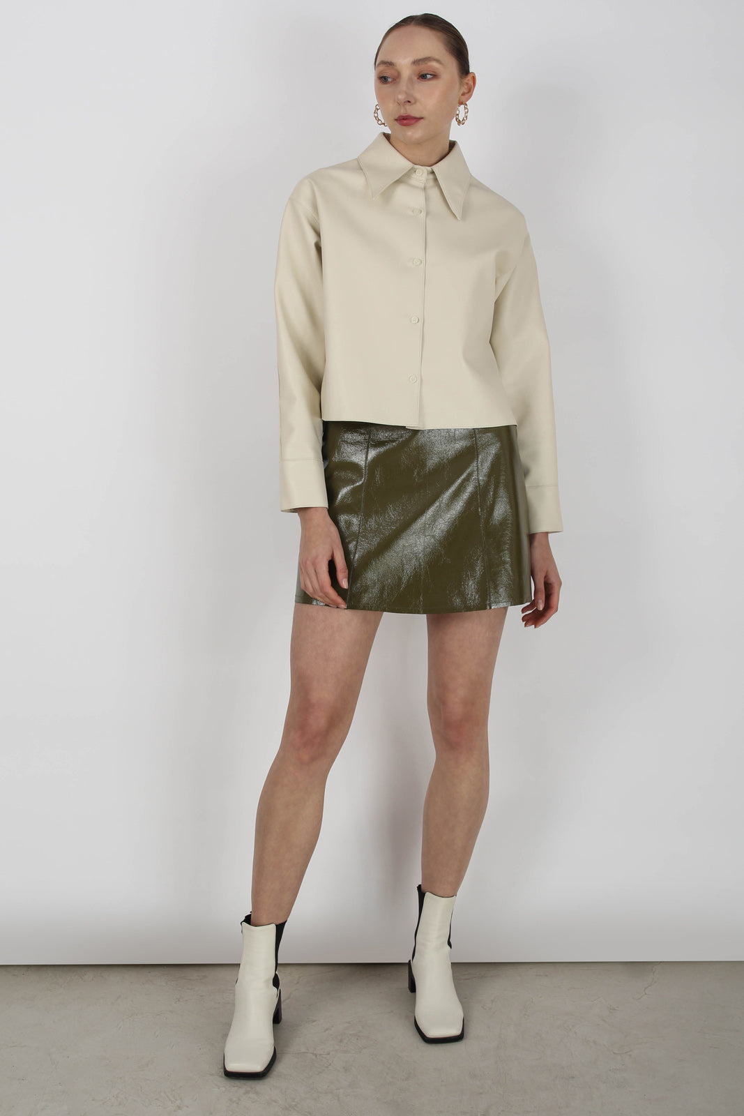 Cream vegan leather cropped shirt jacket_8