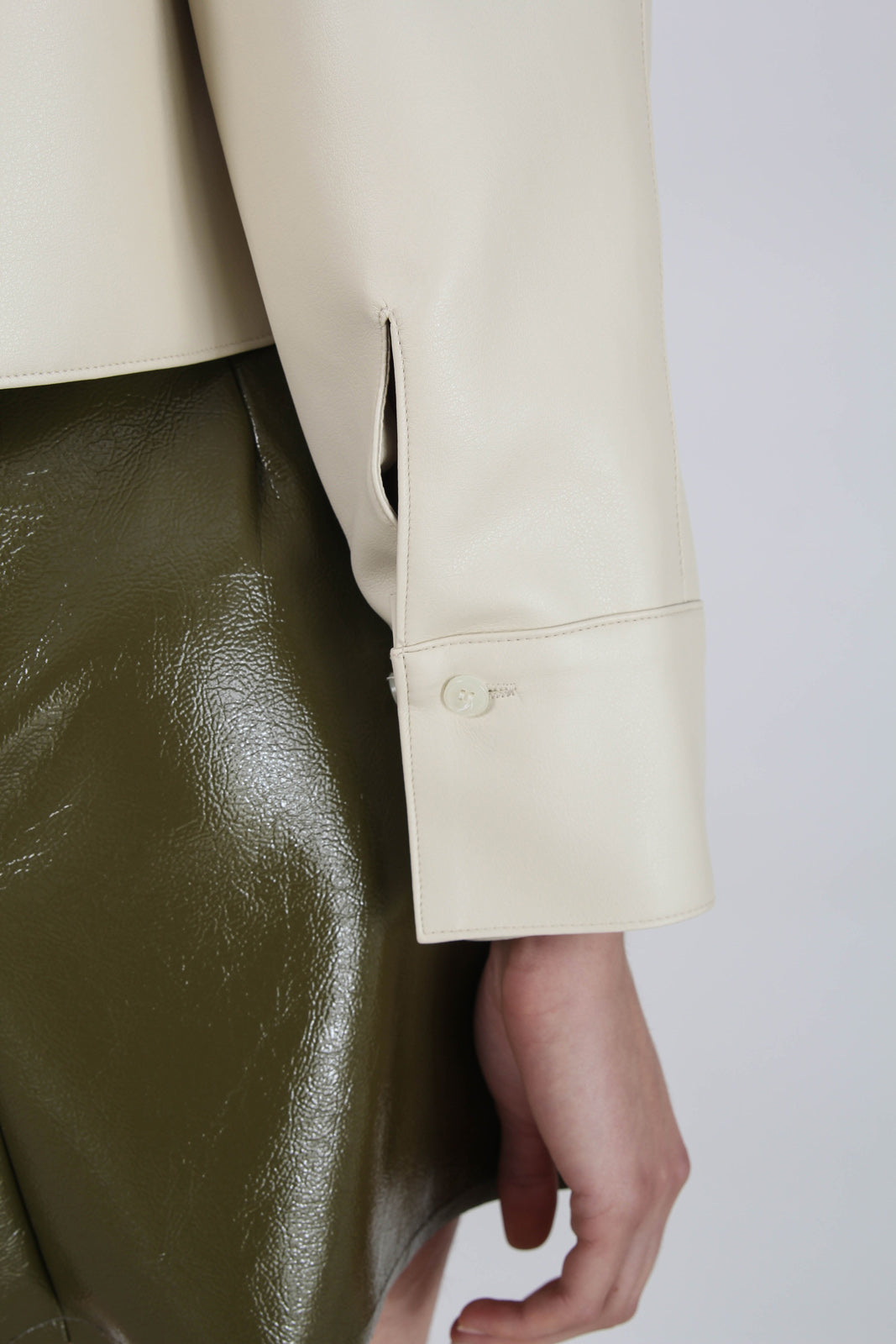 Cream vegan leather cropped shirt jacket_5
