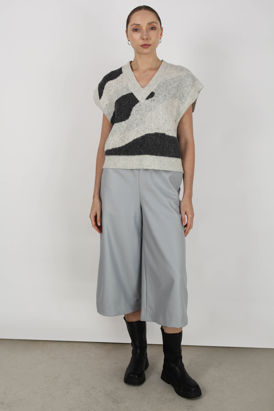 Grey and black intarsia zebra sweater vest_5