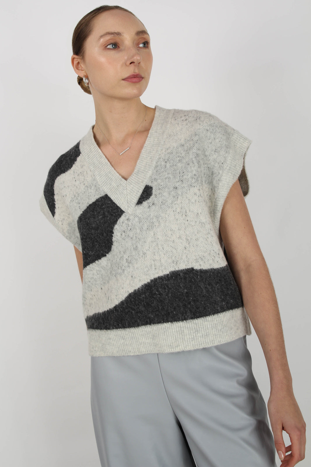 Grey and black intarsia zebra sweater vest_2