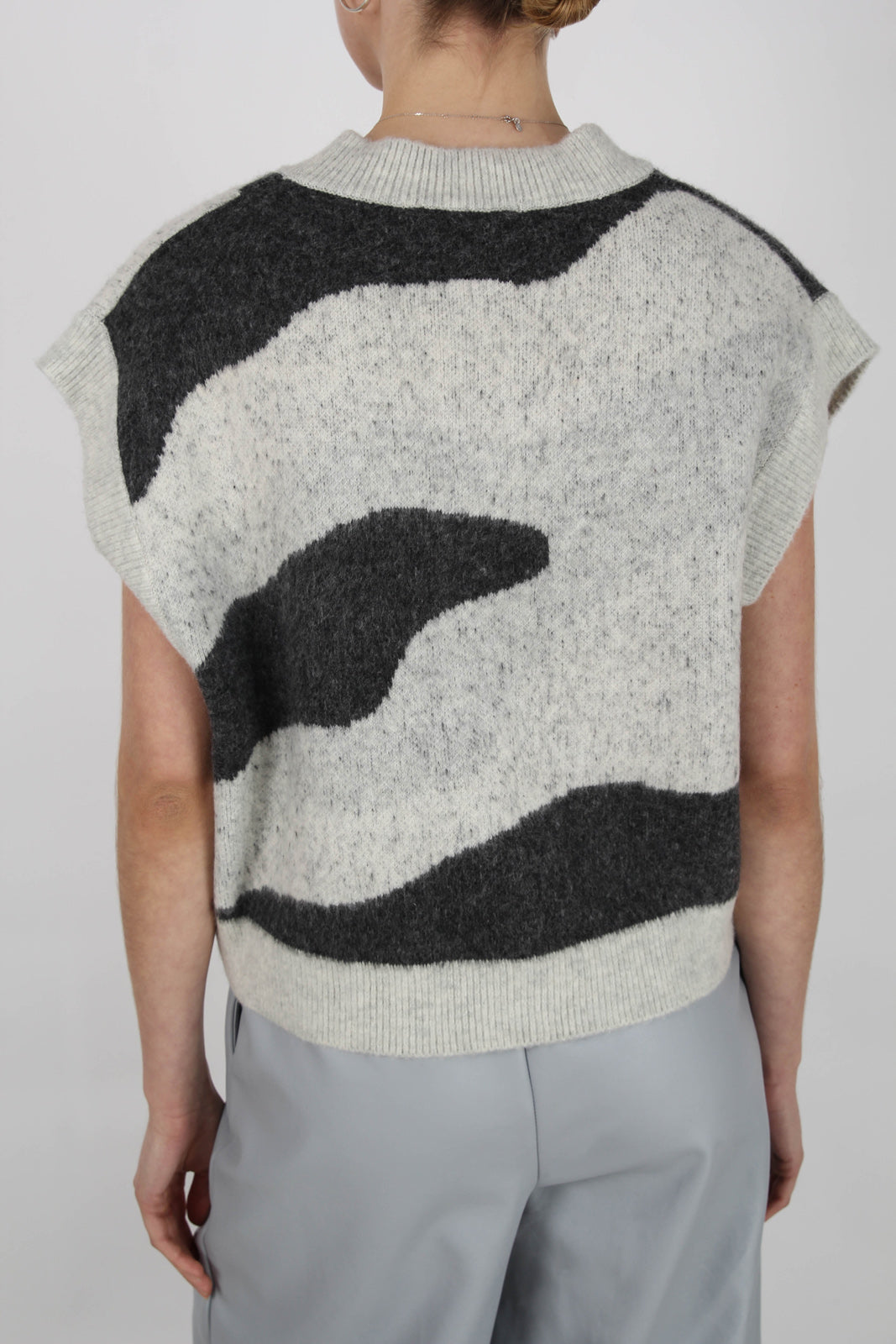 Grey and black intarsia zebra sweater vest_4