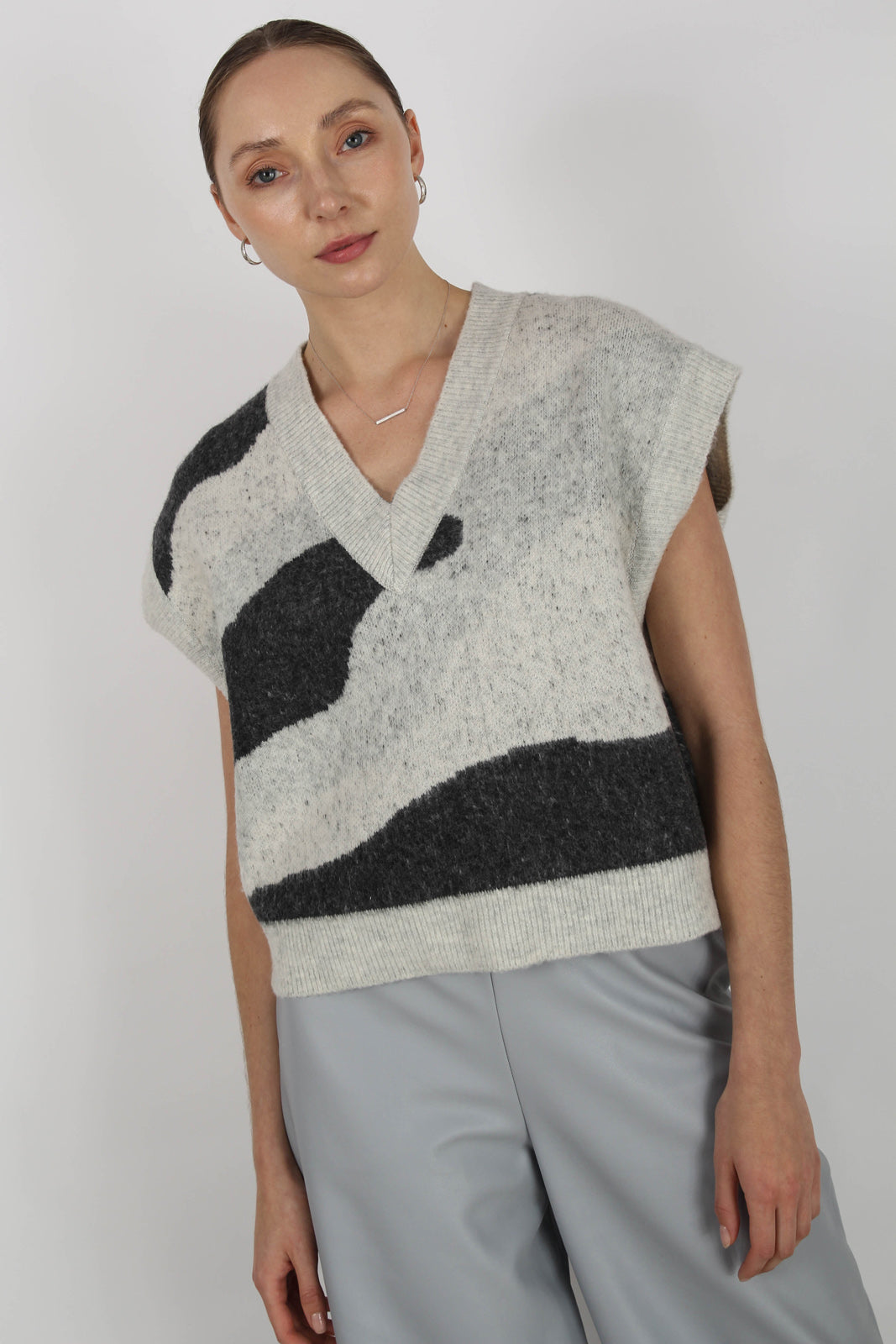 Grey and black intarsia zebra sweater vest_6